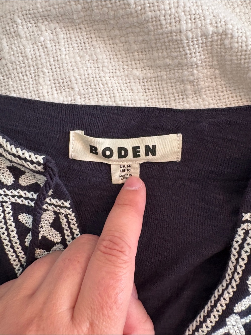 Boden Women’s Navy Peasant Top with White Embroidery US size 10 - Picture 4 of 4